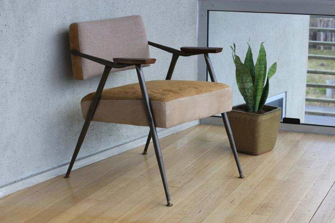 Modernes Badezimmer mit Holz-Elementen