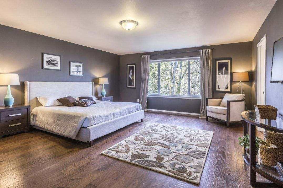 Kleines Badezimmer mit Holzregal